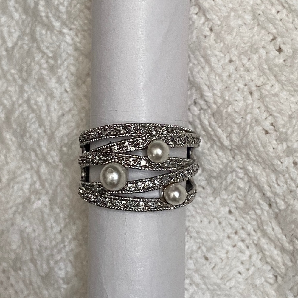 Beautiful pearl ring. NWOT. Size 8